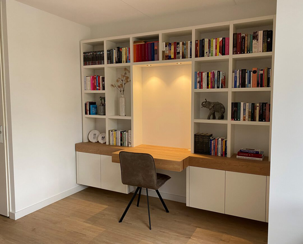 witte boekenbureaukast met houtfineer en verlichting