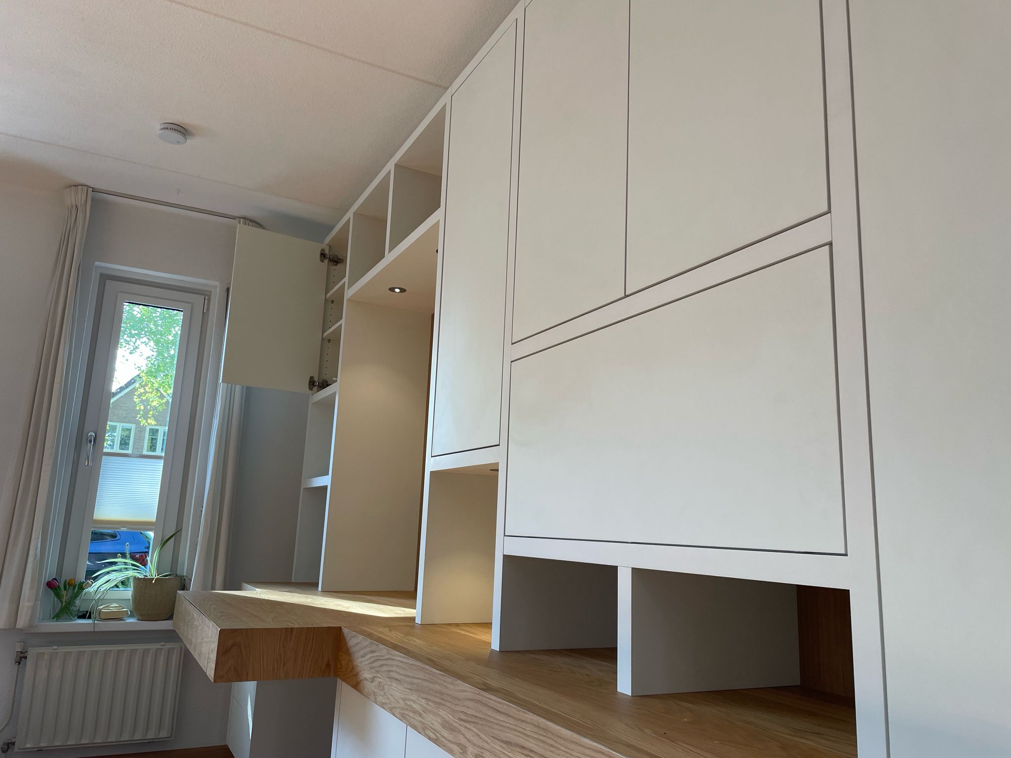 werkplek-close-up-zijkant-wit-hout