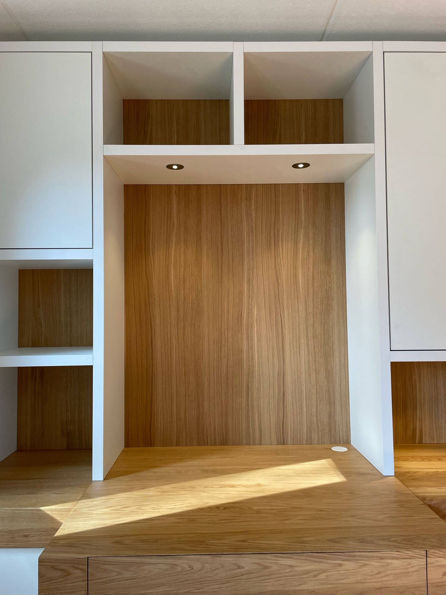 werkplek-hout-bureau-close-up-wit-verlichting