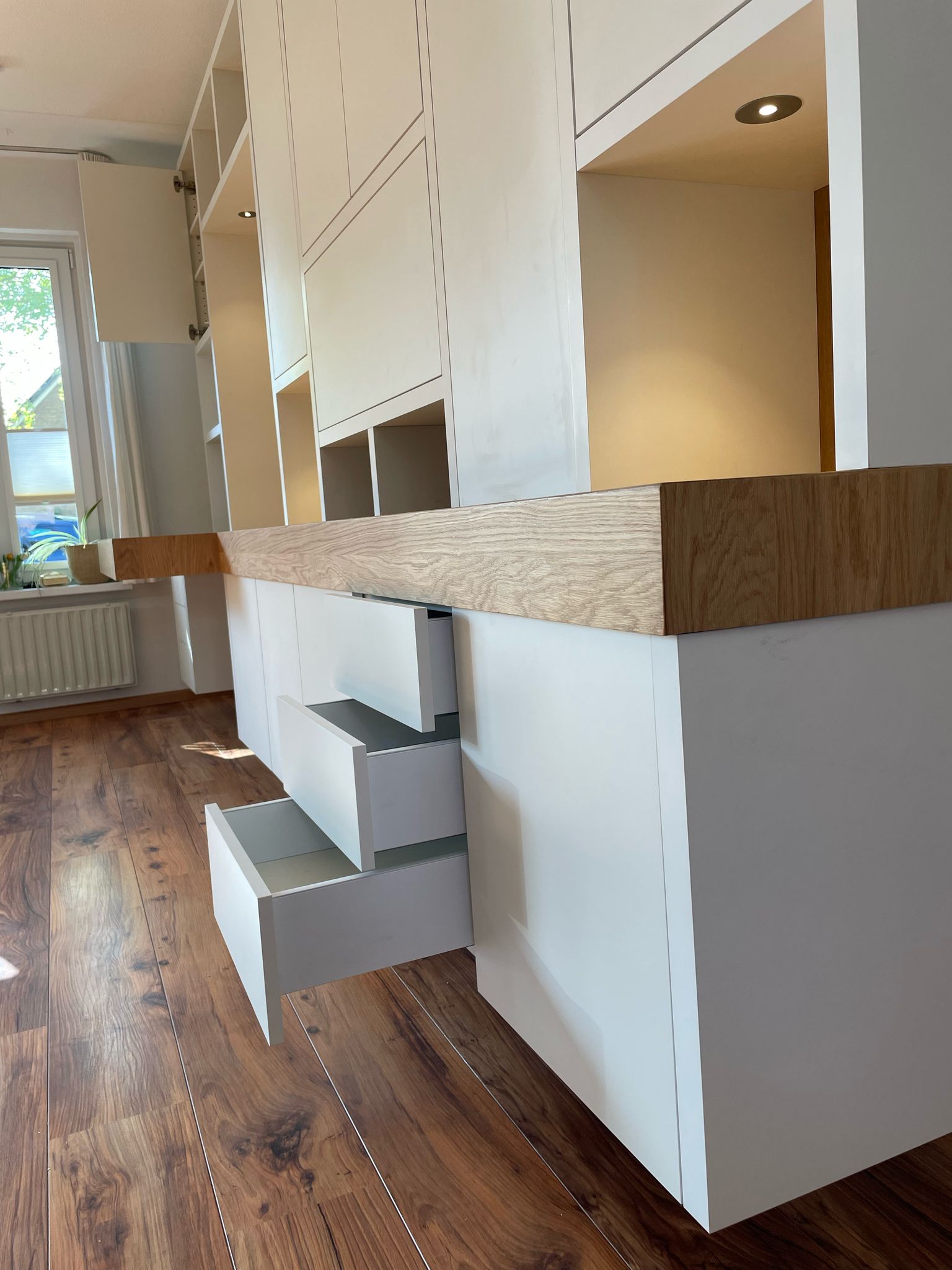 werkplek-lades-wit-hout-werkblad
