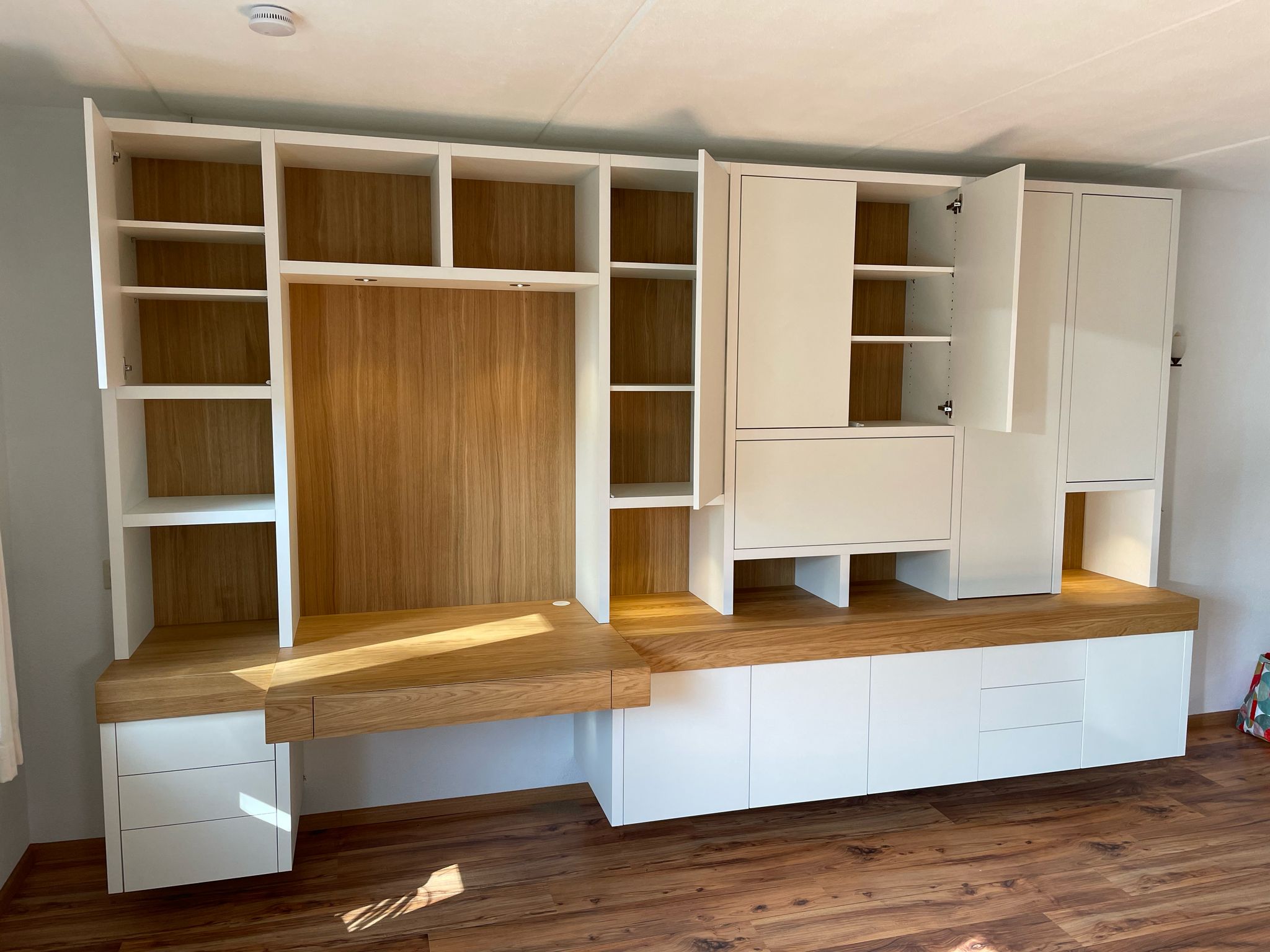 werkplek-open-vlakken-hout-wit-thuiswerken